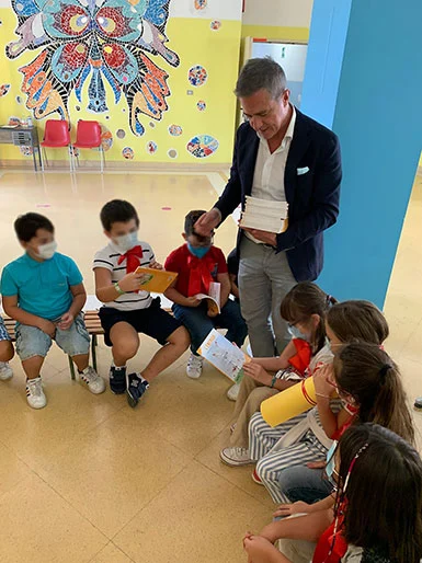 Vincenzo Sposato distribuisce ai bambini i libri "L’energia a piccoli passi"